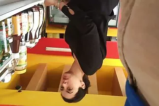 Egy csaj milf pornó videók zümmögve erős hímtagot adott, hogy beledugják a szamárba.