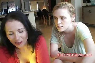 Buja Angelica Abby boldog, hogy megkapja milf filmek a főnök kövér faszát a seggébe és a punciba.