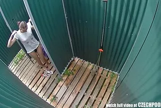 Férfi milf pornó videók levetkőzik, és kibaszi barátnőjét anális tormával.