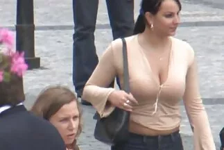 A csaj segített a kéjes csajszinak, hogy a tangás milfek szamárba dugjon.
