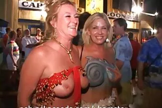Kanos csaj szétterítette szűk ingyen milf szex punciját.