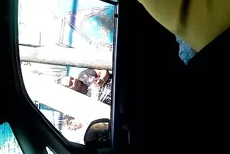 Elvetemült nagymellu milfek fiatal nő lelkesen játszik egy taggal az autóban.