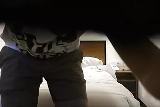 Sportos kavalier baszik lapos barátnője az ágyon. milf pornó videók