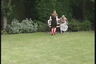 Egy csodálatos fiatal hölgy a tagokhoz szorítja melleit. ingyenes milf porno