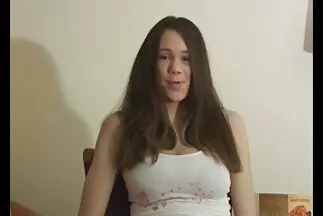 A mulatság szerelmese letelepedett a kakas dögös milfek tetejére.