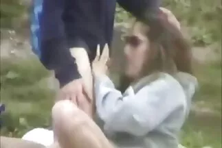 Dörömböl perverz milf egy csajjal a medencében, és élvezi hűvös testét.