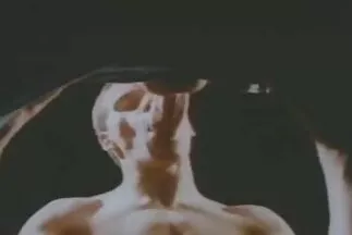 Busty szexehes anyukak nő maszturbál a webkamerán.