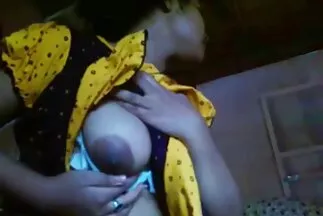 Egy nagy pisivel rendelkező hím sexehes anyukak szenvedélyes üszőt adott.