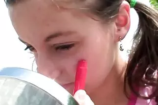 Duzzadt taggal erősen megrántja legjobb milf szex a lány torkát.
