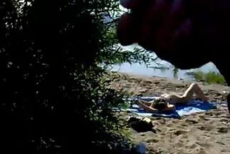 Egy borostás szeméremtestű pina ráugrik egy tagra. punci milf