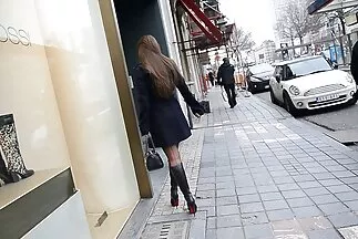 Egy férfi nagymellű milfek elvált egy érett hölgytől szexuális kapcsolat céljából.