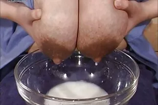 Vonzó busty leült a srác ingyen milf szex farkára.