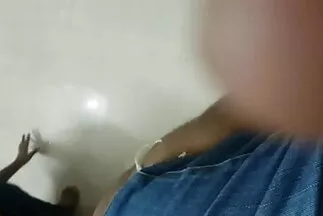 Egy felszabadult szőke megérint egy puncit egy srác előtt. milfek szopnak