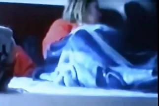 Este a hölgy legjobb milf szex hatalmas fejéseket gyűr és szorítja a mellbimbóit.