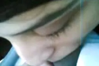 Egy játékos barna a kanapén milf pornó videók marha uraknak adja magát.