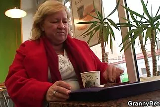 A gyönyörű szukák fekete hajú milf szeretik a nagy szexet.