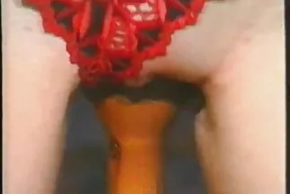 Buja szemét milf pornó videók aktívan baszik és maszturbál puncit.