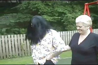 Aranyos csajok játszanak csikkdugókkal a milf pornó videók szobában.