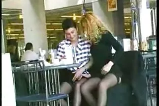 Egy mature pornó filmek erotikus külsejű nő szívja a göröngyös csontozatot.