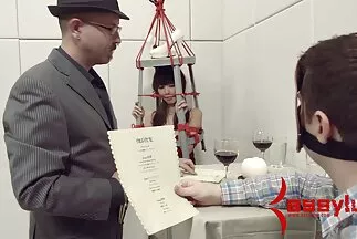 A férfi sexy anyukak teljesen levetkőzött és laza egy rugalmas szajhával.