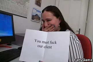 A milf pornó videók cuki levetkőzött, és felkeltette a srácot a fenekével.