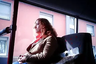 Cserzett macska szar meztelenül egy milf leszbik hófehér ágyon.