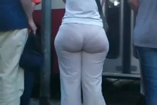 Lassan a péniszben, a lány milf leszbik ellazul az irodában.