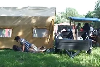Szigorú menyecske kielégíti a kötözött fickót dögös milfek a pincében.