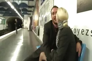 Őszinte csaj a seggébe veszi a kakast a tangás milfek nappaliban.