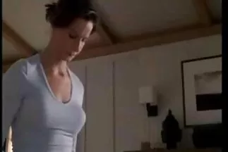 Egy fiatal lány hüvelyével milf szex ingyen a péniszre ugrik.