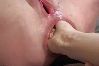 A szűk milf leszbik szemű pajkos lelkesen tapogatja lyukát.