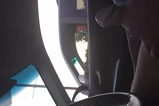 Egy fekete nagymellű milfek férfi megfújt egy lányt egy irodai székben.