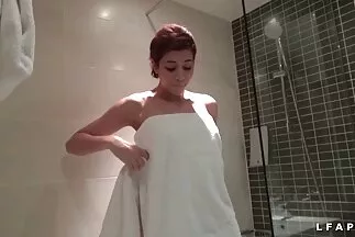 Éhes ingyen milf szex férfi szexet rendezett egy lánnyal állva.