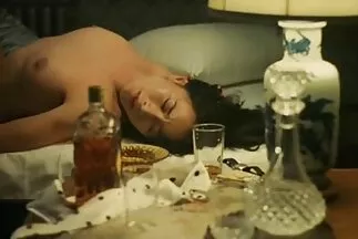 Egy férfi meg akart dugni egy nagyon szép fekete hajú milf lányt a padlón.