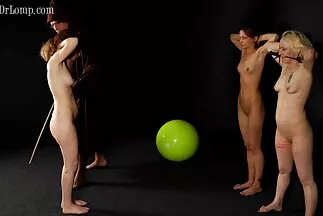 A milf filmek türkiz hajú kövérkés a szájába vette.