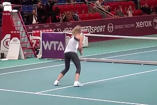 Durván belöki egy legjobb milf szex csinos nő fenekét capronban.