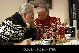 A lányok és a srácok ünnepi milf leszbik szexet folytatnak.