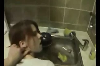 Kurvets elég sikeresen megduzza a lányát a ingyen mature pornó seggében a fürdőszobában.