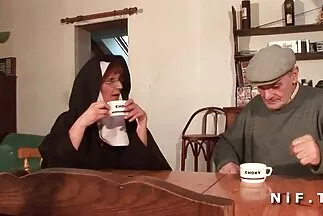 Szenvedélyes anális szex milf pornó videók egy sovány, huncut szajhával.