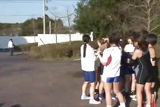 Egy fekete férfi egy szőke ingyen milf szex nőt dug egy dúsan síkosított punciban.