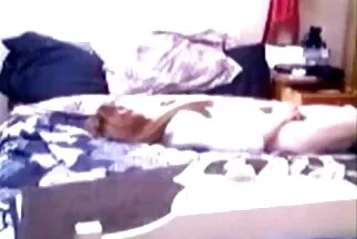 A szőke gyengéden simogatja a csiklót a kezével, és a csöcsös milfek végletekig feszegeti magát.