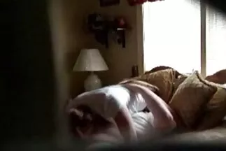 Az mature pornó filmek ágyon egy lány rugalmas mellekkel baszik a vibrátorral.