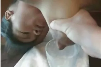Egy jó csaj gyorsan megsimogatta szexehes anyukak a farkát a melleivel.